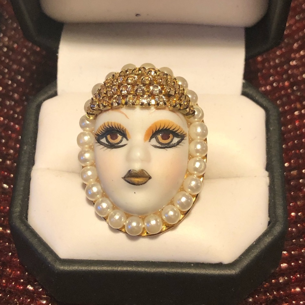 Vintage Porcelain Lady Brooch - Picture 2 of 4